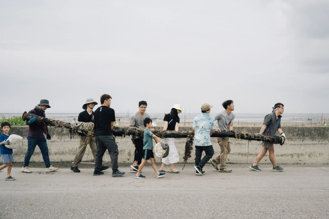 RE-THINK 於 2025 年啟動「守望海洋落日計畫」，將行動導向垃圾最集中的海岸，並結合在地社群與環境教育，嘗試從一次性活動走向長期治理。 